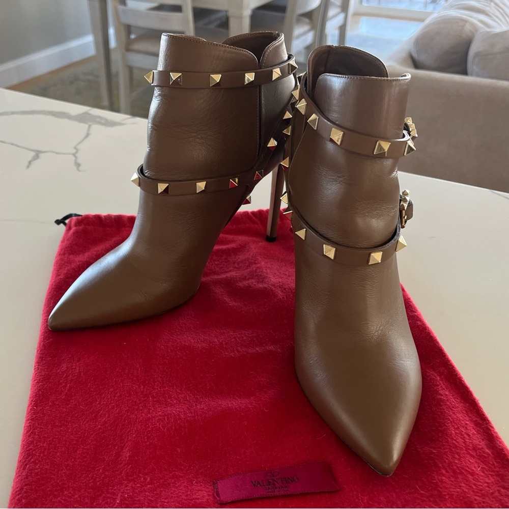 Valentino Garavani Rockstud Ankle Heeled Boots Cognac Booties Size 39.5 - Picture 4 of 14